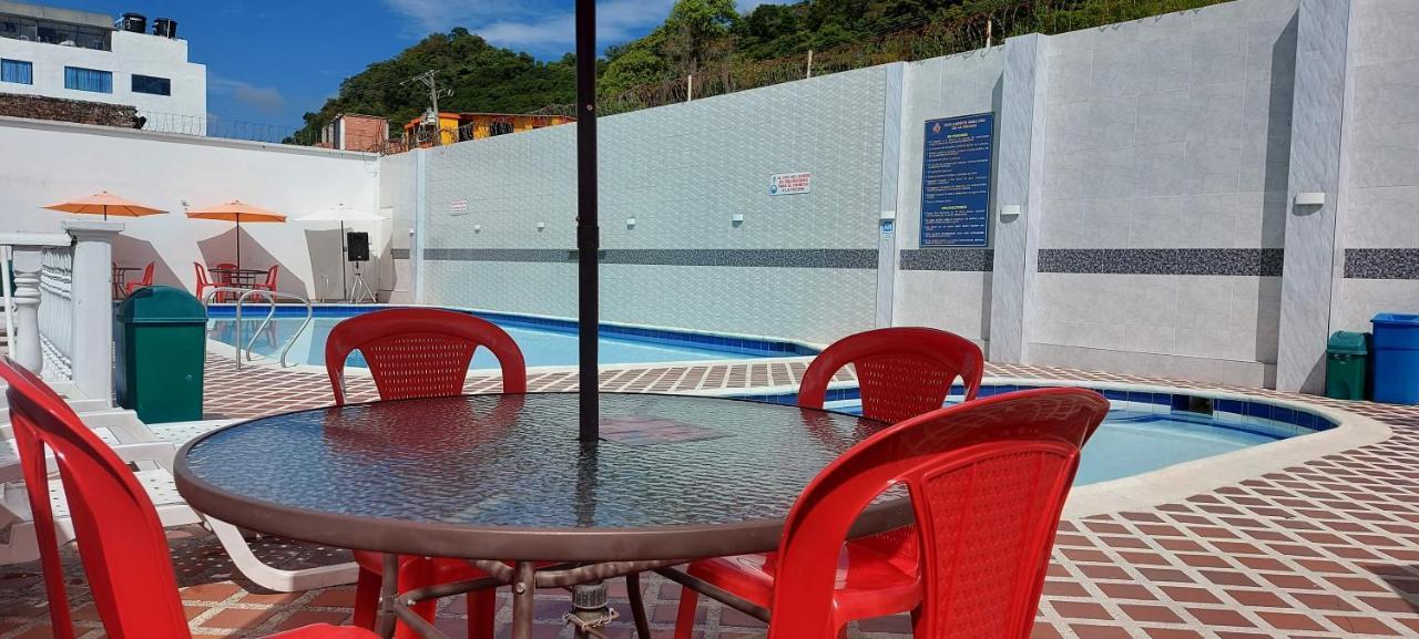 Hotel Emperador Barbosa  Buitenkant foto